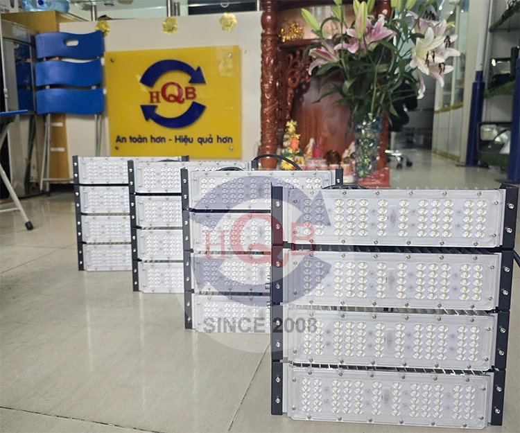 Đèn led sân Pickleball, sân cầu lông, sân tennis, sân đá banh