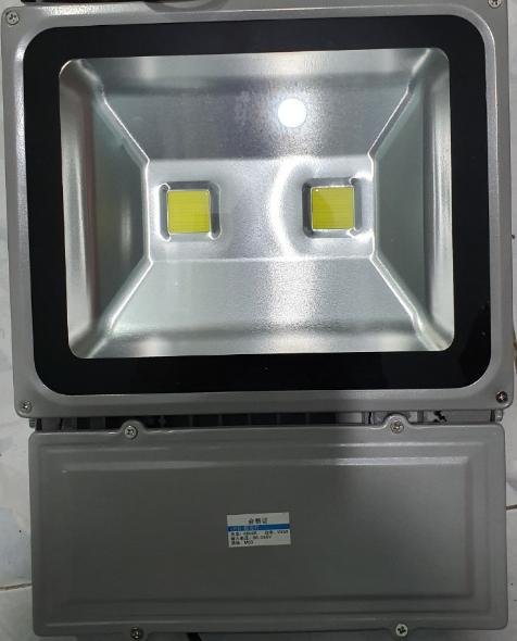 Mẫu đèn LED 100W có mặt kính cường lực cao cấp
