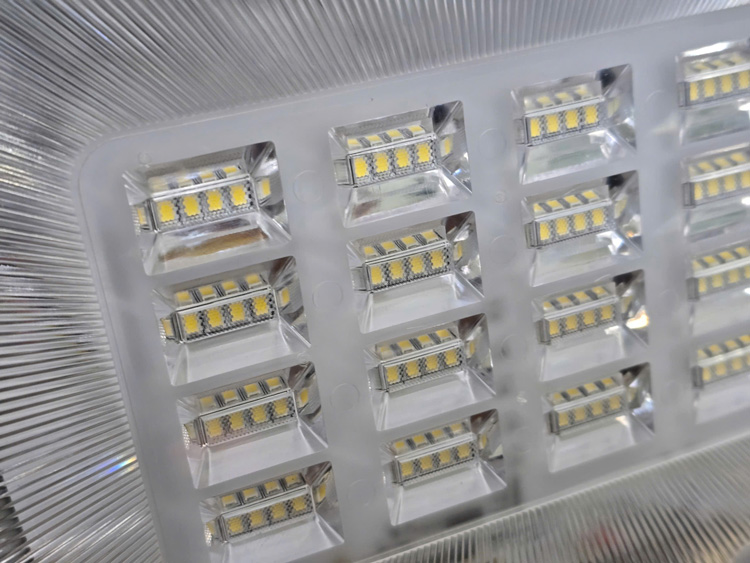 Đèn SPS 100W năng lượng mặt trời thiết kế mới - Bảo hành 3 năm