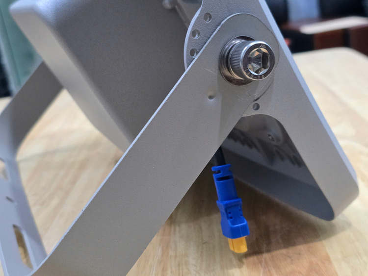 Đèn SPS 100W năng lượng mặt trời thiết kế mới - Bảo hành 3 năm