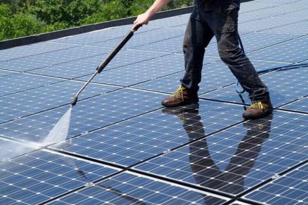 Vệ sinh tấm pin đèn năng lượng mặt trời định kỳ