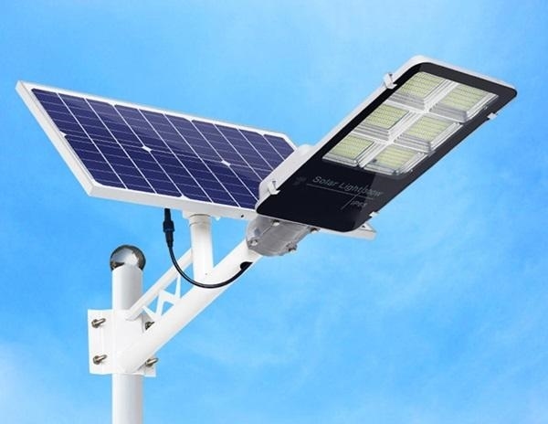 Việc thắp sáng đèn năng lượng mặt trời góp phần bảo vệ môi trường