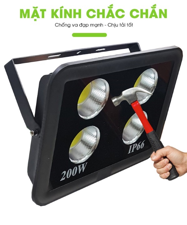 Đèn LED 200W được lắp đặt với mặt kính chống va đập mạnh mẽ