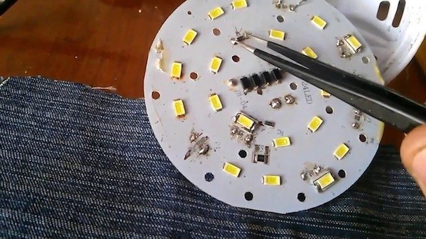 Chip LED bị suy giảm hiệu suất quá nhanh dễ dẫn đến việc giảm độ sáng và tuổi thọ của đèn