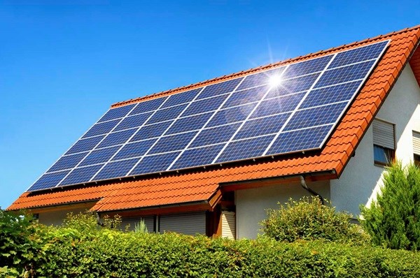 Hệ thống điện mặt trời trên mái nhà vào ban ngày