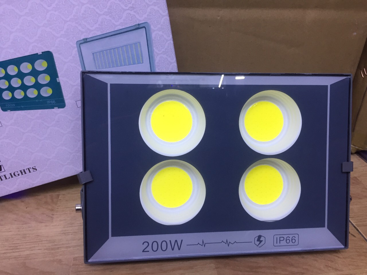 ĐÈN PHA LED 200W Sử dụng AC 220V  - ÁNH SÁNG TRẮNG